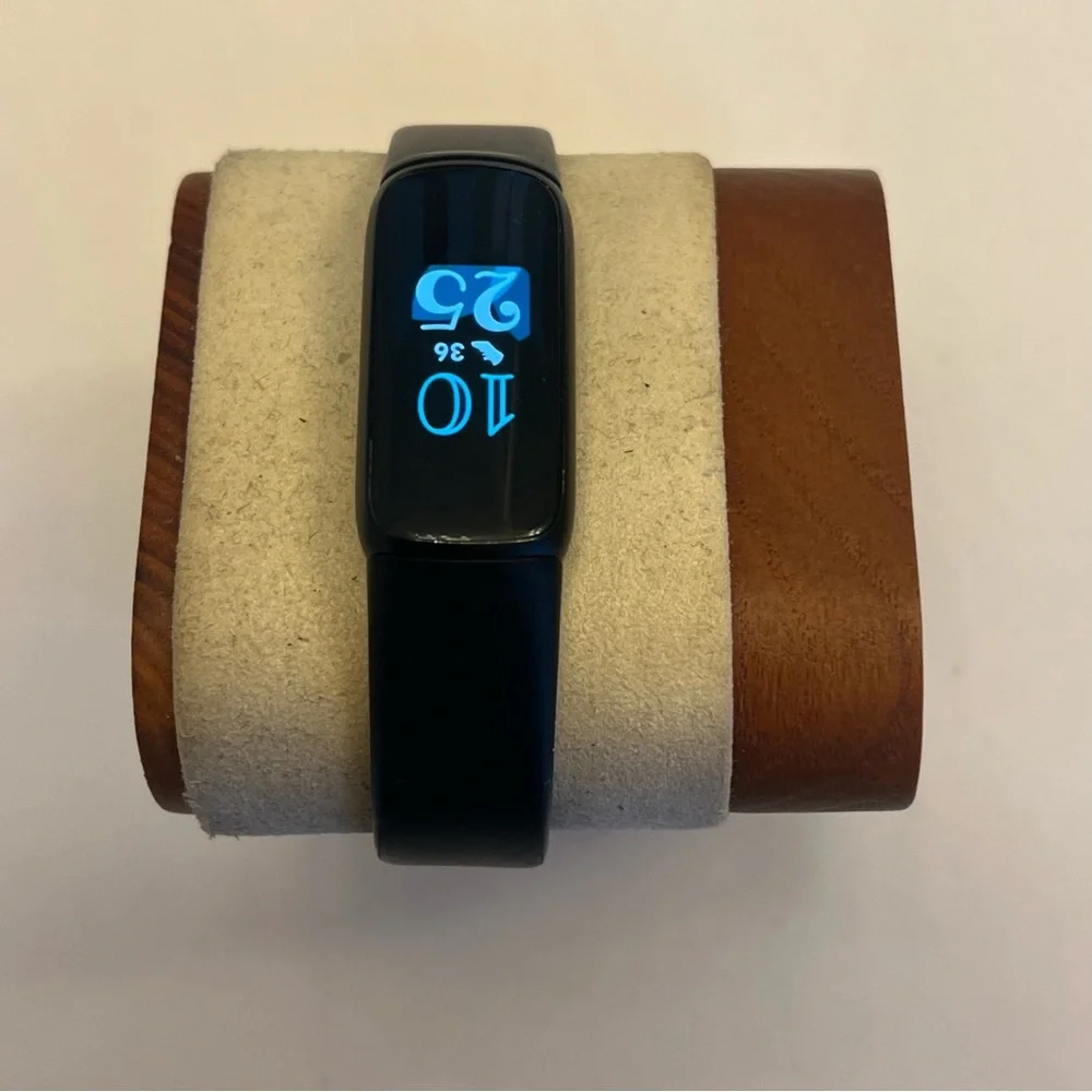 Fitbit Luxe, Tested,‎ Excellent, Charger Included, Black On Black